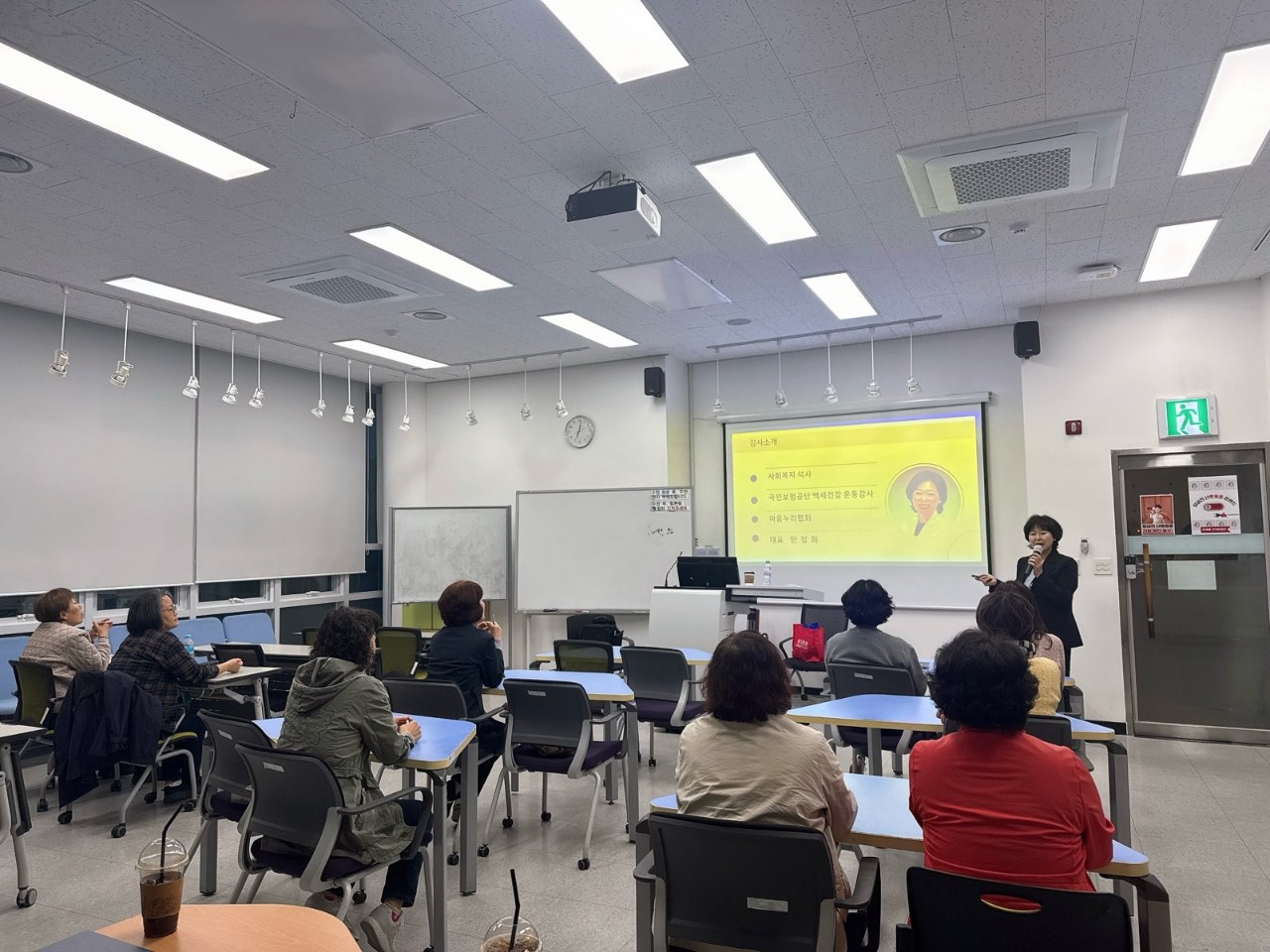 2025년 상반기 신중년 청춘대학 [실버케어도우미 양성과정] 사진 2 - 자세한 내용은 하단 대체텍스트 내용 참조