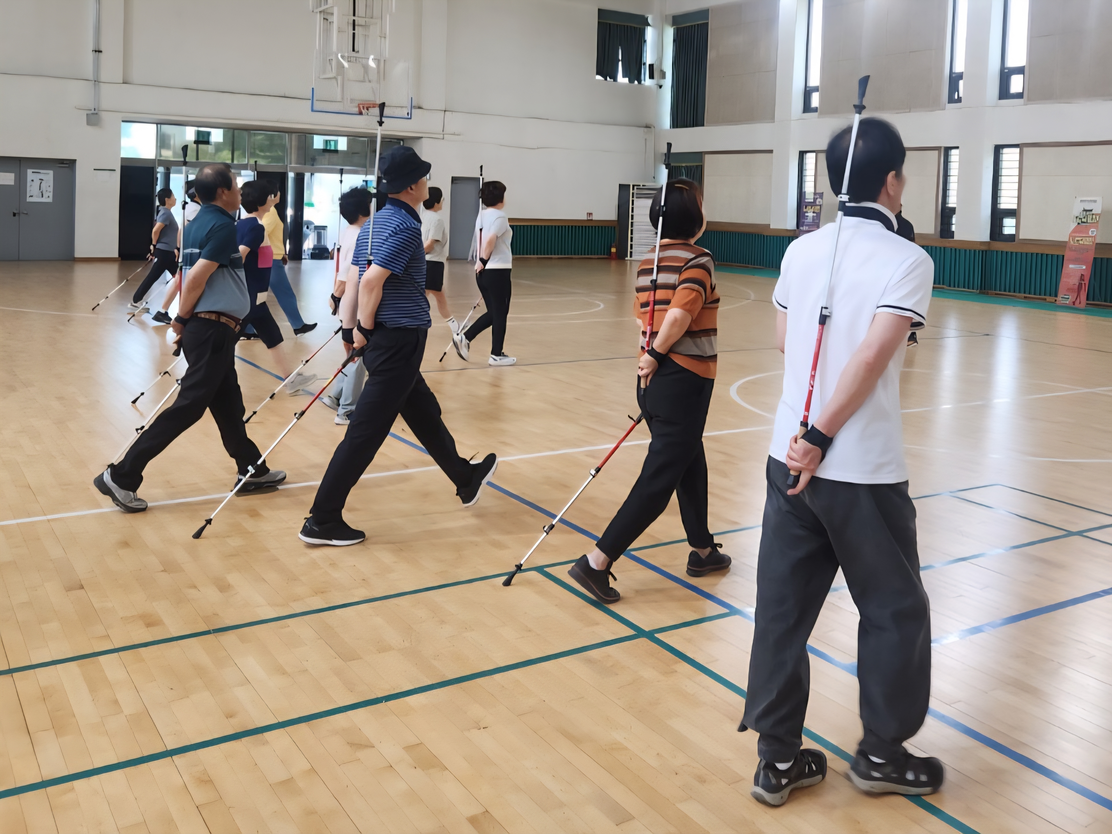 2025년 건강누리 배움학교 [노르딕워킹] 사진 1 - 자세한 내용은 하단 대체텍스트 내용 참조