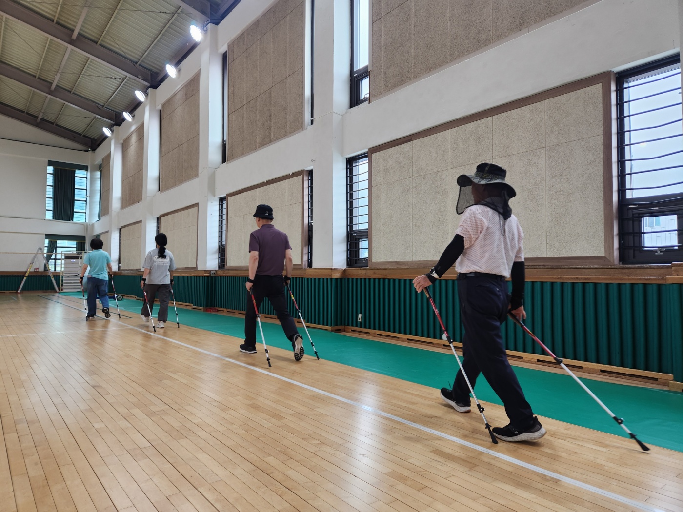 2025년 건강누리 배움학교 [노르딕워킹] 사진 4 - 자세한 내용은 하단 대체텍스트 내용 참조