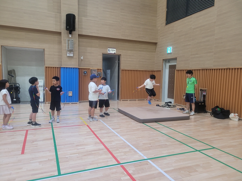 2025년 건강누리 배움학교 [음악줄넘기} 사진 3 - 자세한 내용은 하단 대체텍스트 내용 참조