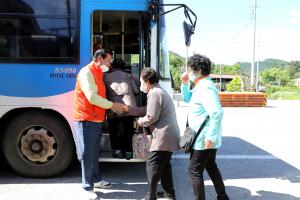 김재종 옥천군수, 시내버스탑승 도우미로 변신 이미지