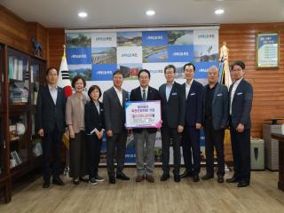 퇴직 앞둔 공무원 6명, 지역 인재 양성 위해 (재)옥천군장학회에 300만 원 기탁 이미지